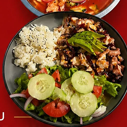 Pulpo al gusto con arroz, ensalada y aguacate